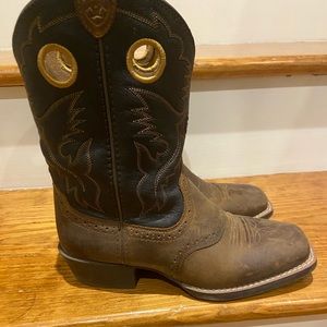 Ariat Youth Cowboy Boots. Size 4. Wiggle room style.